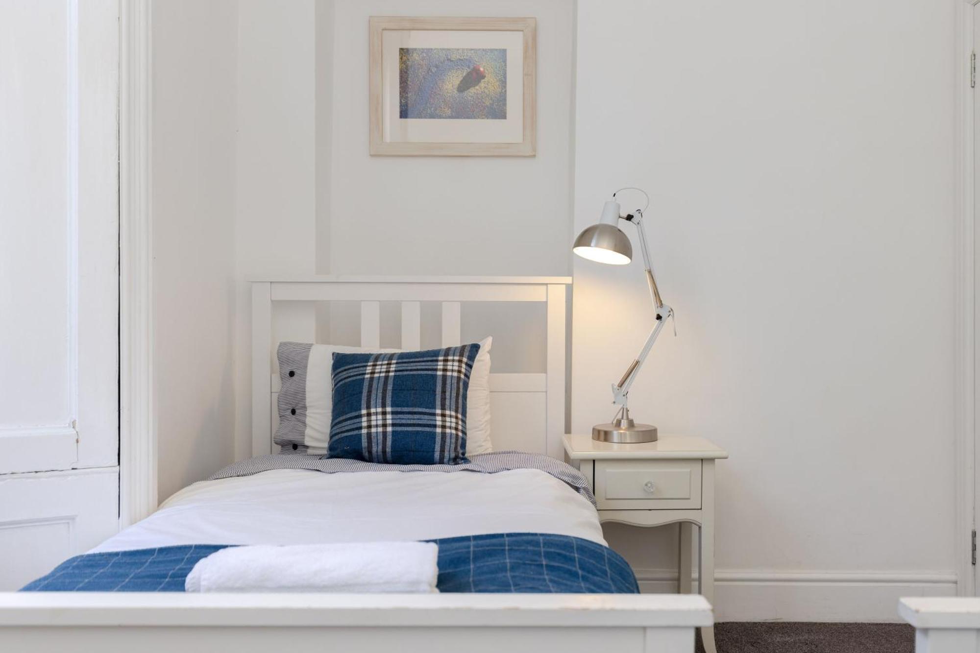 Traditional 3 Bedroom Quiet Duplex Flat By High St, Trams And Buses - Just 1-5 Miles To Centre Единбург Екстериор снимка