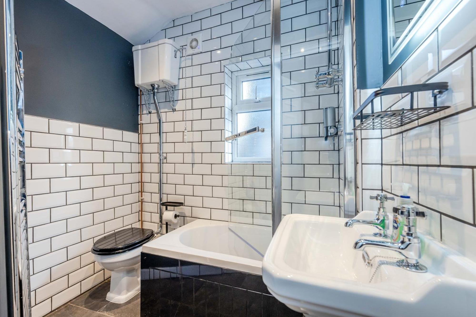 Traditional 3 Bedroom Quiet Duplex Flat By High St, Trams And Buses - Just 1-5 Miles To Centre Единбург Екстериор снимка